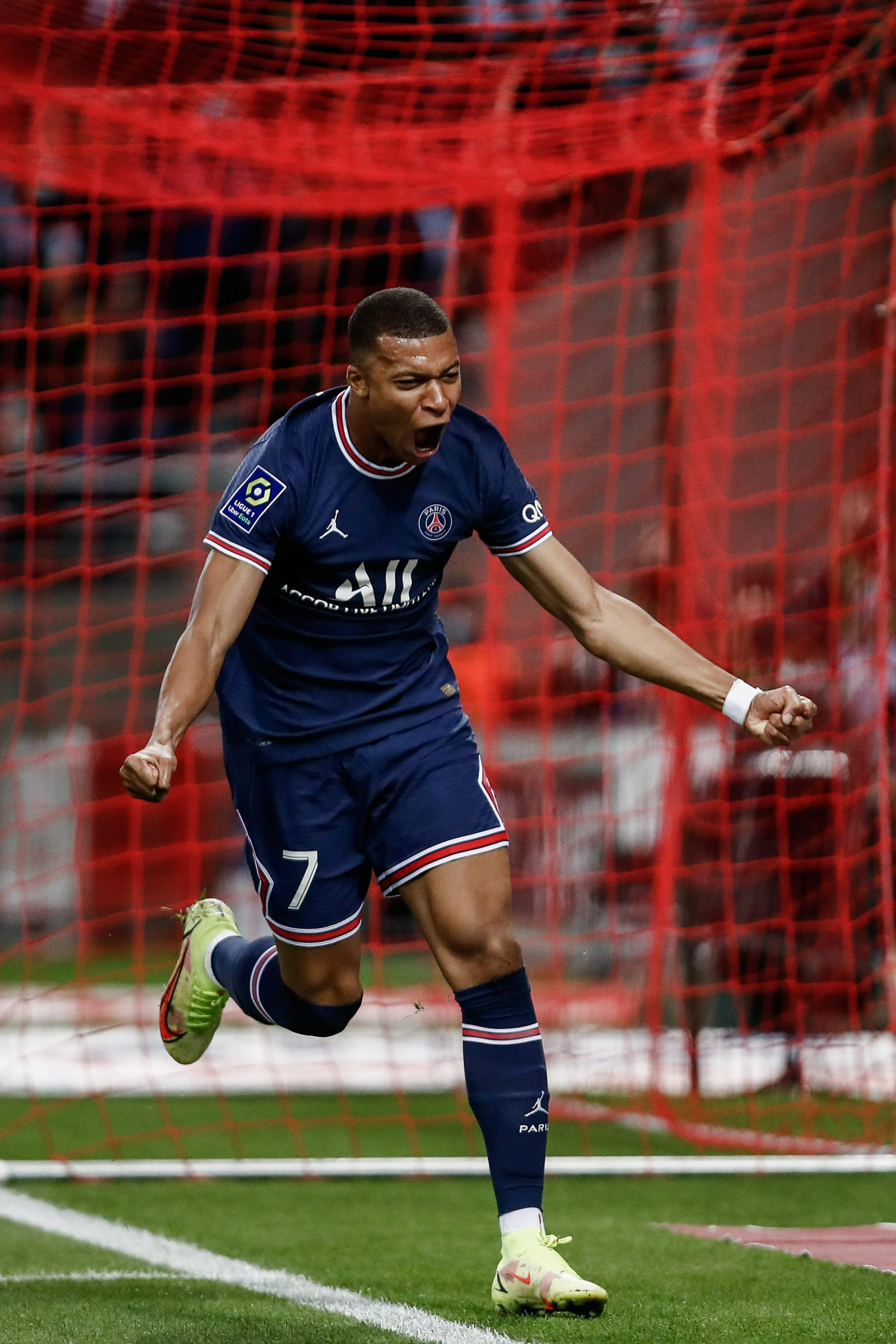 森林狼vs马刺前瞻：爱德华兹PK福克斯，两队皆欲取得连胜（森林狼对阵马刺前瞻：爱德华兹迎战福克斯，双方力争延续胜势）