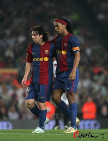 实现中超三连冠、队史第4冠，海港官方社媒发文庆祝（海港三连霸中超、收获队史第4冠，官方社媒发文庆贺）