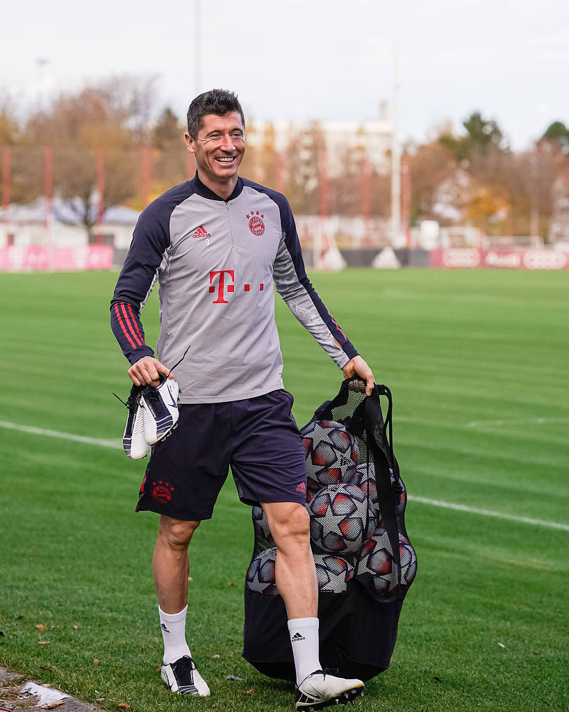 浙BA赛场热血对决场外市集逛吃两不误（浙BA激战正酣，场外市集逛吃不停）