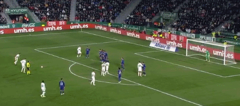 萨拉赫言论引爆激烈辩论，亨利按摩化解紧张气氛（萨拉赫发言引发激辩，亨利以按摩缓解紧张氛围）