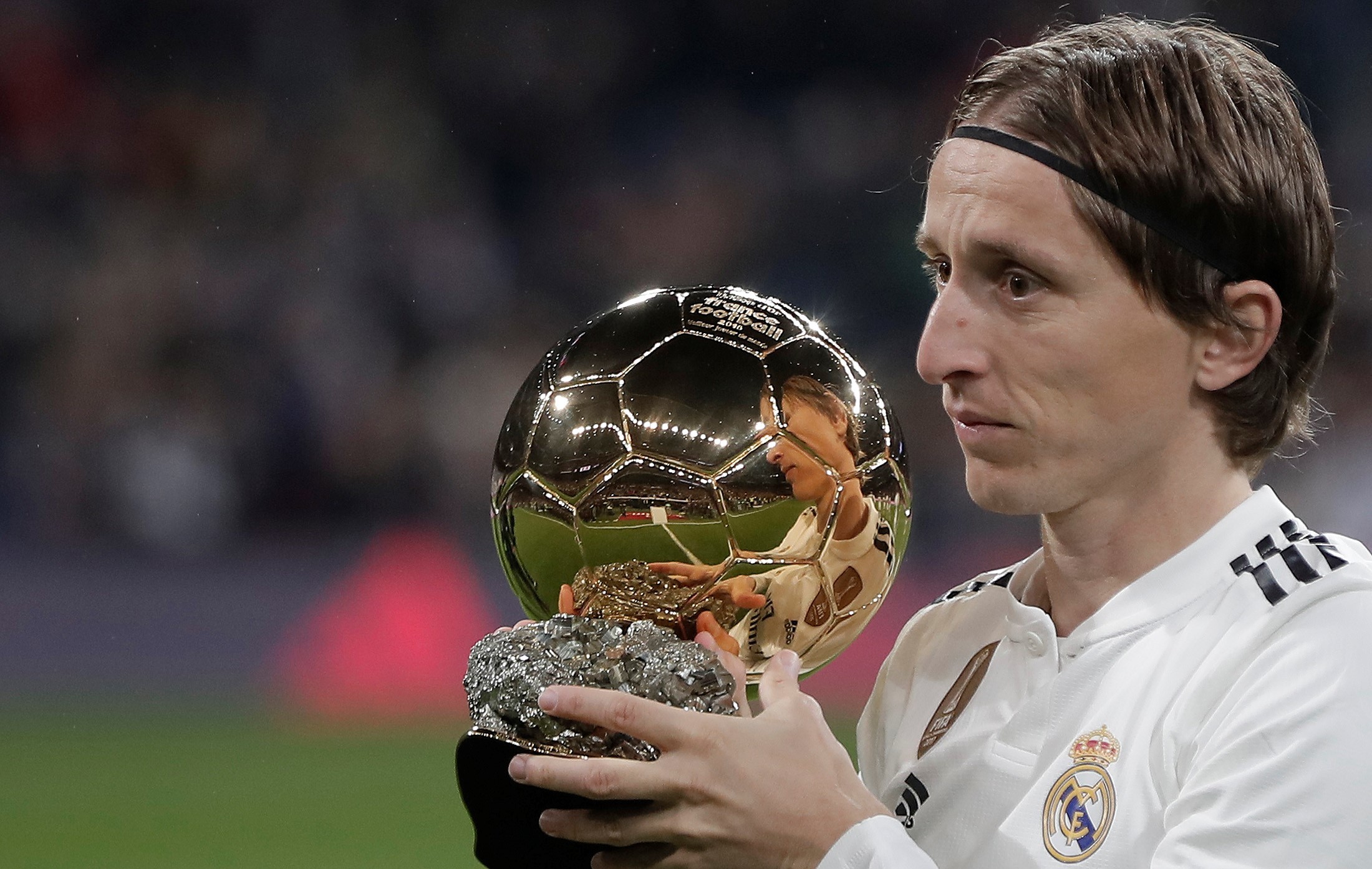 欧冠积分榜形势：拜仁阿森纳全胜，巴黎皇马遭首败，意甲陷危机（欧冠积分局势：拜仁、阿森纳全胜在握，巴黎、皇马遭遇首败，意甲告急）