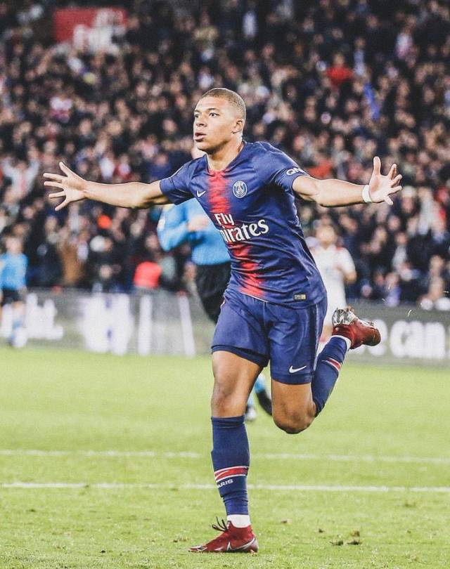 曼联队史最高薪11人阵容：C罗领衔，博格巴和拉什福德入选（曼联史上最高薪11人阵容：C罗领衔，博格巴、拉什福德在列）