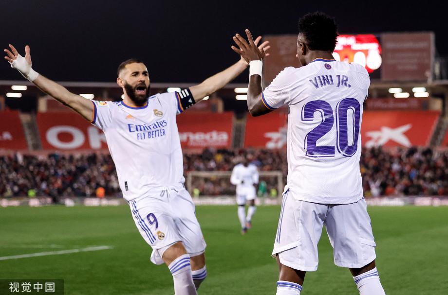 他今天像一位艺术家（他今日尽显艺术家风范）