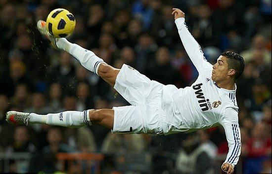 阿尔巴达成迈阿密百场里程碑，获赠纪念球衣+全队合影庆祝（阿尔巴迈阿密百场达成：获赠纪念球衣，与全队合影庆祝）