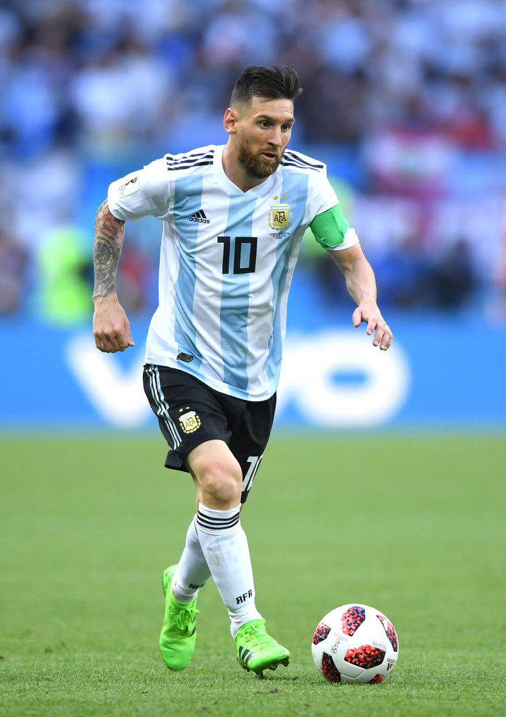 库蒂尼奥为小儿子庆祝生日，一家人身穿他效力过球队的球衣（库蒂尼奥为幼子庆生，全家身着其曾效力球队的战袍）